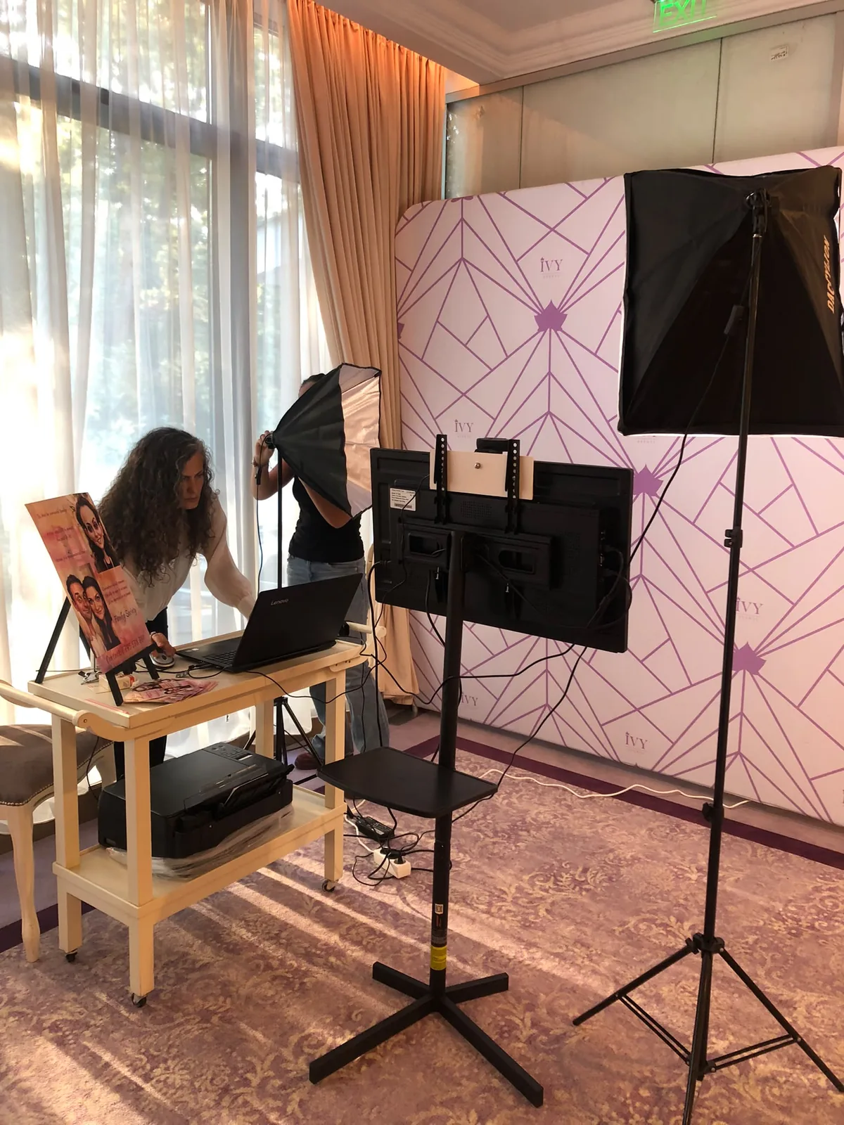 Standul Funky Society la un eveniment: lumini de studio, ecran și imprimantă pentru printuri pe loc